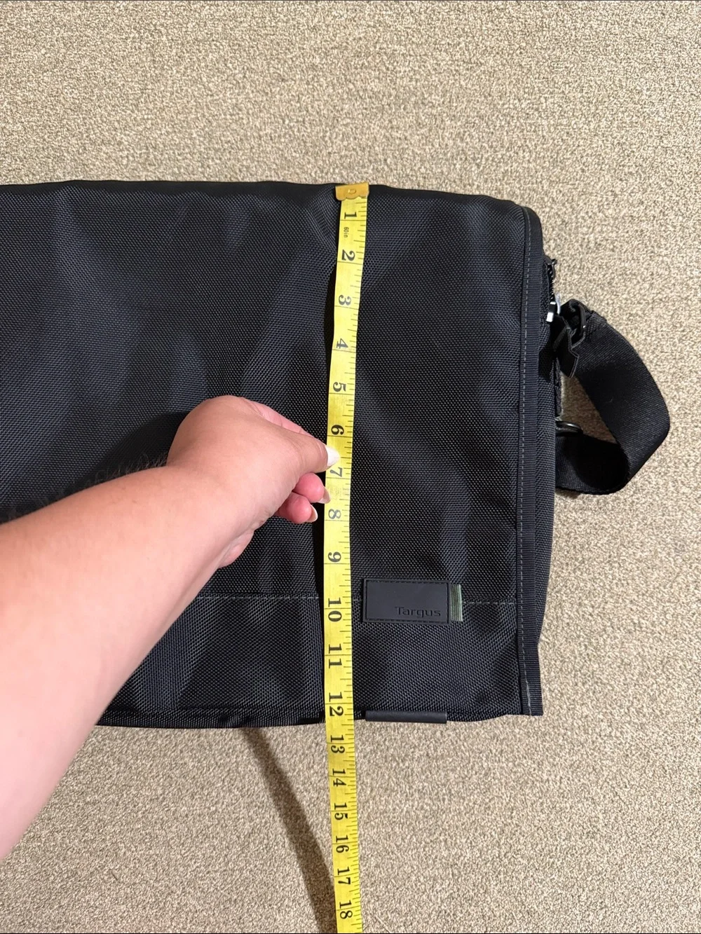 Targus Laptop Bag in Black W/ Shoulder Strap & Handle Magnetic Flaps Padded